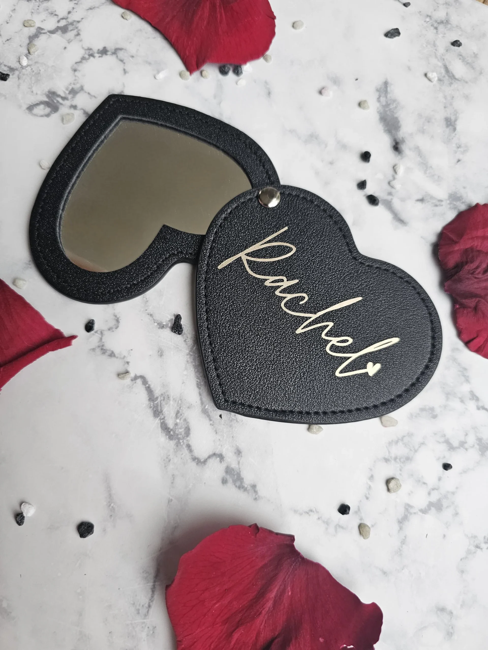 Miroir de Poche Cœur Personnalisé Noir – Prénom Doré – Cadeau Compact & Chic – Image 3