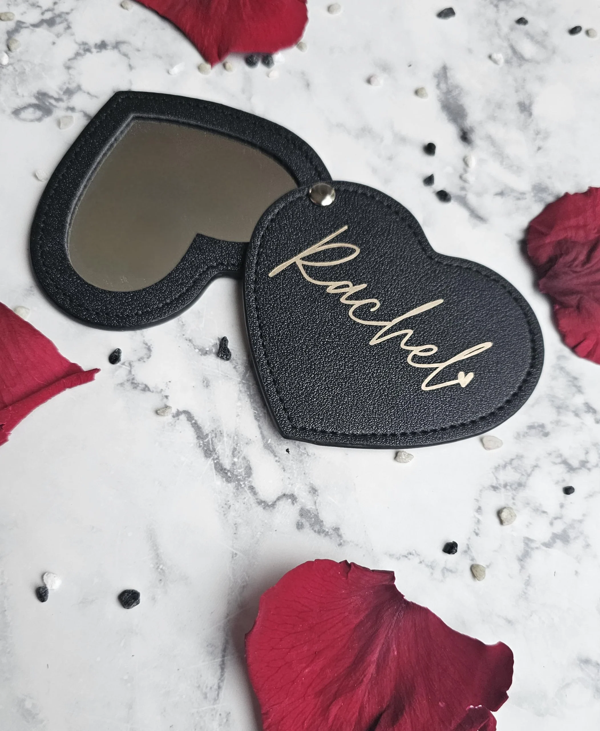 Miroir de Poche Cœur Personnalisé Noir – Prénom Doré – Cadeau Compact & Chic – Image 2
