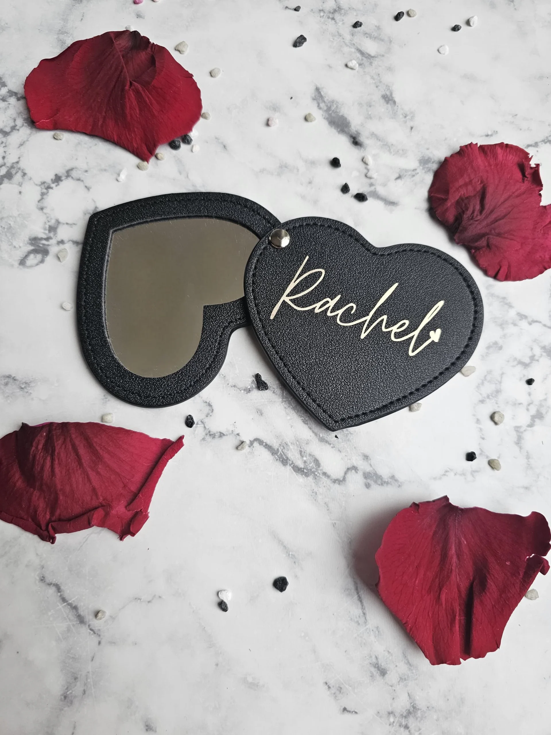 Miroir de Poche Cœur Personnalisé Noir – Prénom Doré – Cadeau Compact & Chic – Image 5