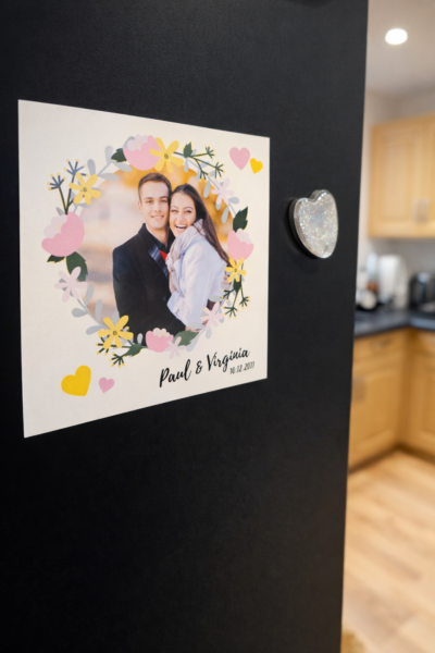 Magnet photo personnalisé avec prénoms et date – souvenir de couple.